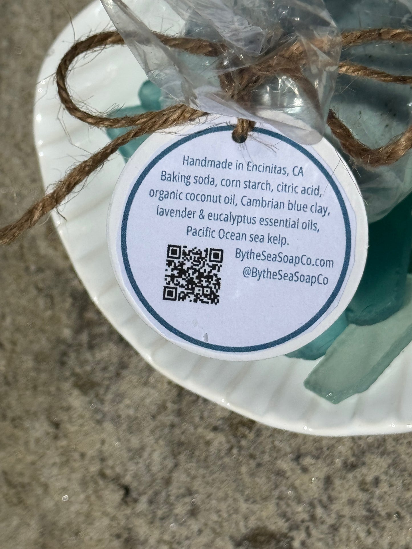 Bath on the Beach 🐚🫧 - lavender, eucalyptus and sea kelp bath bomb