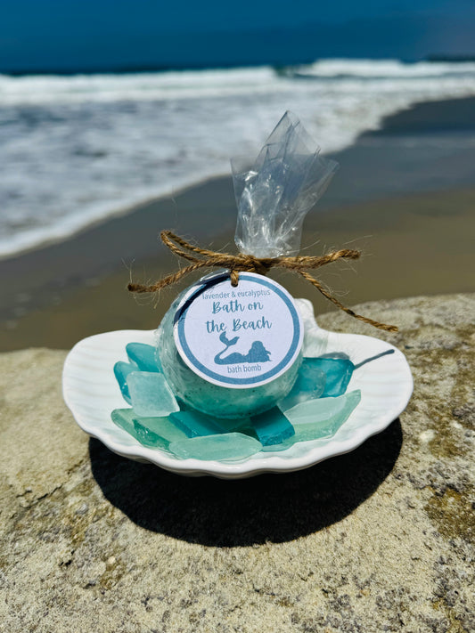 Bath on the Beach 🐚🫧 - lavender, eucalyptus and sea kelp bath bomb